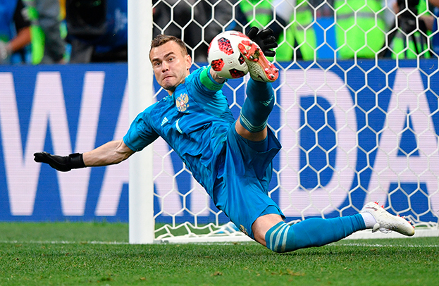Игорь Акинфеев ногой отбивает пенальти на ЧМ-2018.
