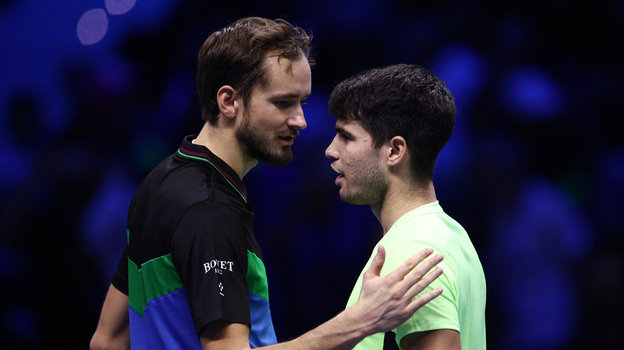 Даниил Медведев (справа) и Карлос Алькарас.