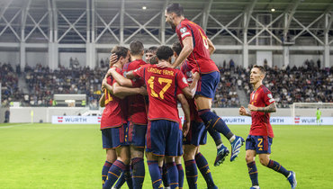 Игроки сборной Испании в матче против Кипра.