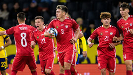 Футболист Ион Николаеску с партнерами по сборной Молдавии