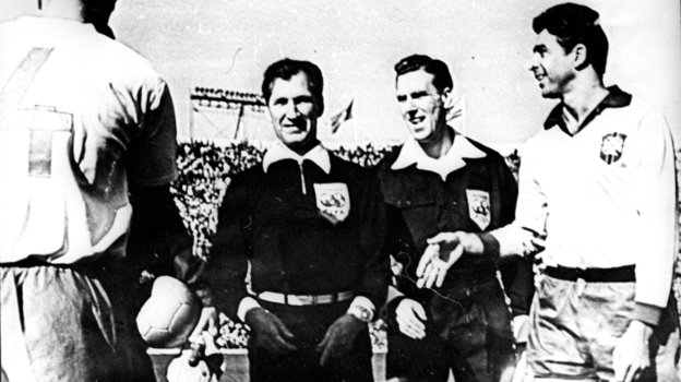 Николай Латышев (слева) - я судья матча чемпионата мира в Чили.