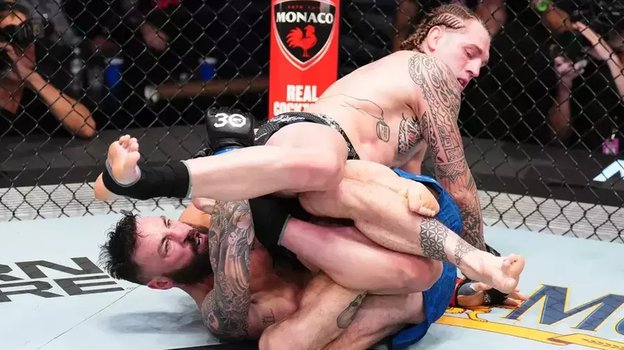 Брендан Аллен выбирается с болевого на ногу в поединке с Полом Крейгом.