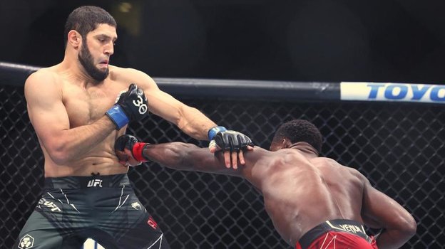 Икрам Алискеров в бою с Филом Хоусом.