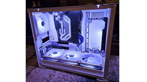 PlayStation 5 внутри системного блока от ПК.