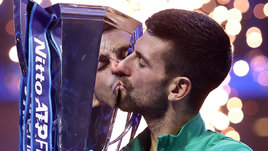 Новак Джокович с трофеем Итогового турнира ATP