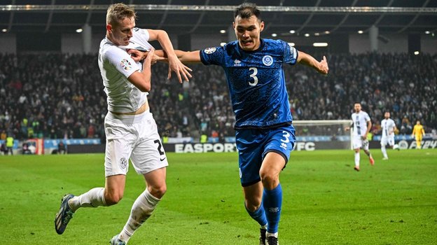 Защитник сбоной Казахстана и «Зенита» Нуралы Алип (справа).