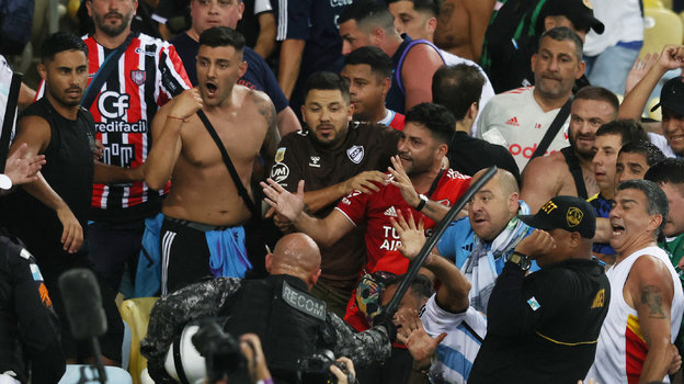 Драка болельщиков с полицией.