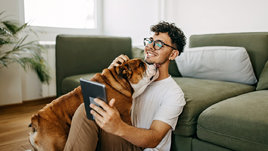 Человек обнимает собаку