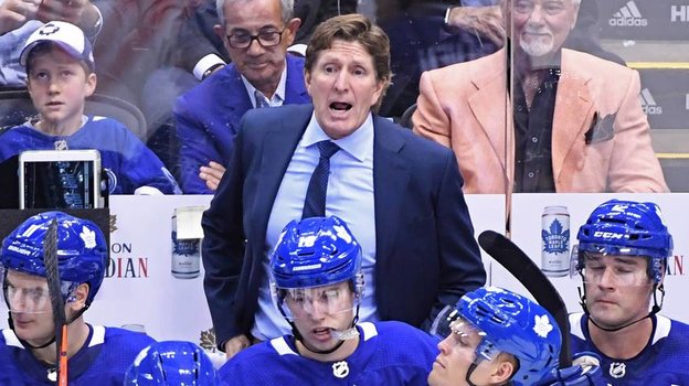 Тренер Майк Бэбкок с игроками «Торонто».