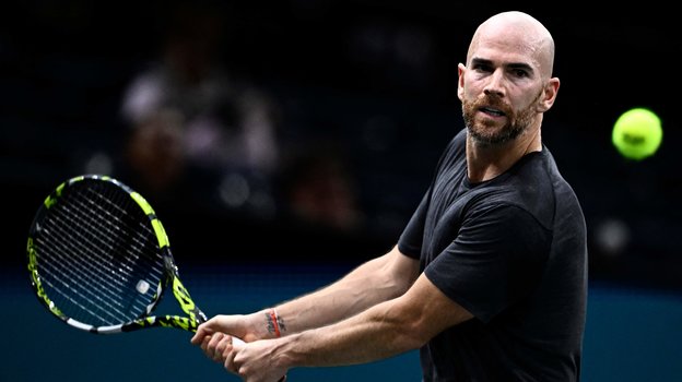 Адриан Маннарино.