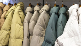 Пуховики на вешалках