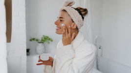 Девушка с кремом