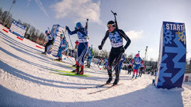 Биатлонисты на старте гонки