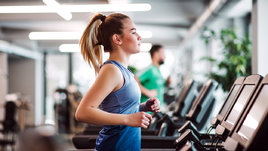 Девушка на беговой дорожке.