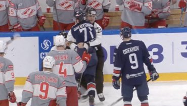 Форвард «Металлурга» Гребенкин подрался с защитником «Спартака» Рукавишниковым.