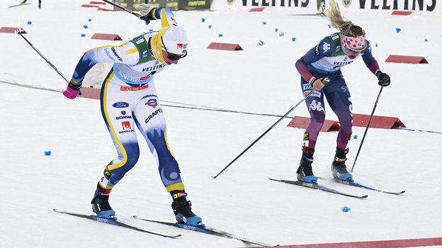 Джессика Диггинс (справа) во время финиша.