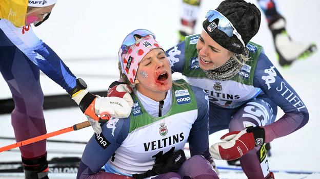 Джессика Диггинс (в центре).