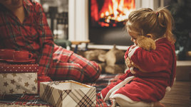 Девочке дарят подарки