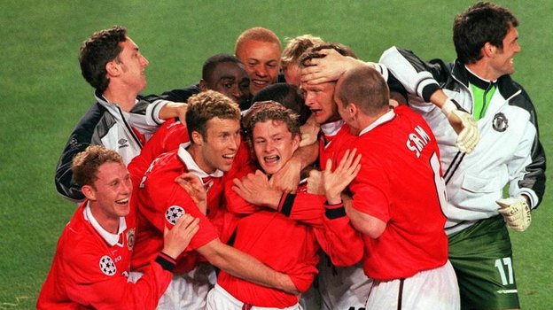 Футболисты «МЮ» поздравляют Уле-Гуннара Сульшера с победным голом в ворота «Баварии» в 1999 году.