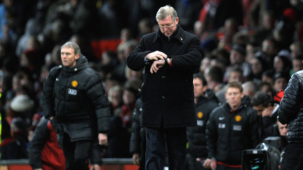 Алекс Фергюсон смотрит на часы. Футбольный тренер Алекс Фергюсон.