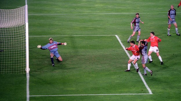 Оливер Кан пропускает гол от Тедди Шерингема.