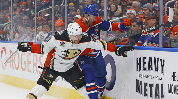 Коннор Макдэвид (справа).