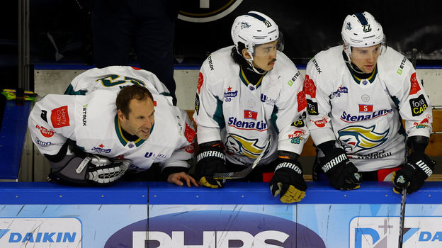 Петр Чех (слева) на скамейке запасных.