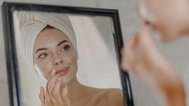 Девушка прикасается к губам