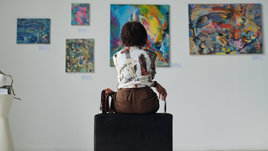 Девушка в музее