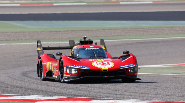 Роберт Шварцман за рулем гиперкара «Феррари».