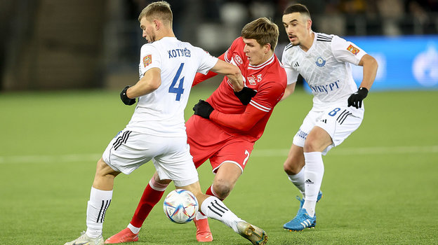 Александр Соболев (в центре) а матче против «Оренбурга». Александр Соболев (в центре) а матче против «Оренбурга»