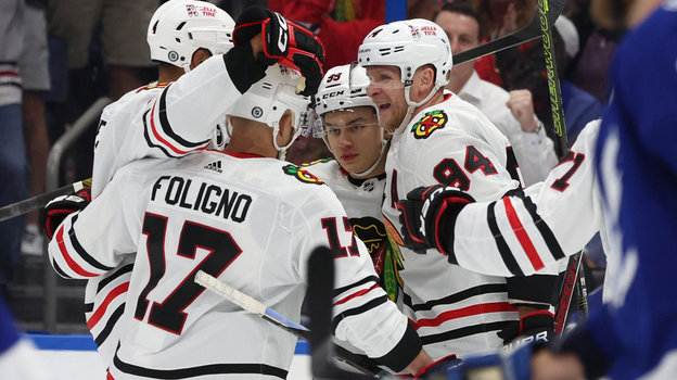 Коннор Бедард (в центре) и Кори Перри (справа).