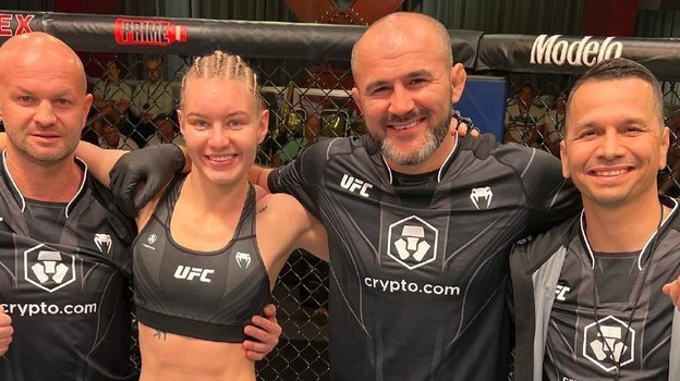 Виктория Дудакова со своей командой.