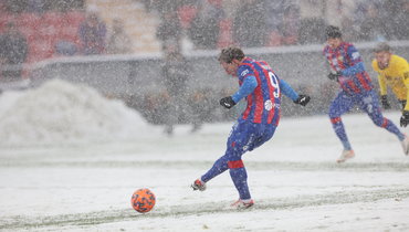 Федор Чалов забивает гол.