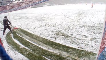 Поле на «ВЭБ Арене» чистят по ходу матча.