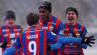 Федор Чалов, Мойзес и Иван Обляков празднуют забитый гол.