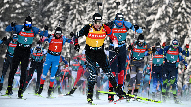 Биатлонисты во время гонки.