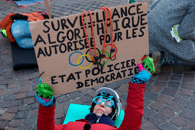 Протестующие в Париже устраивают акции.