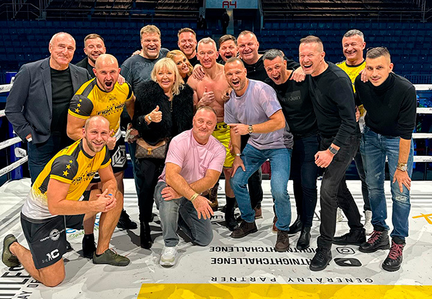 Марцел Хосса с командой и семьей после дебютного боя.