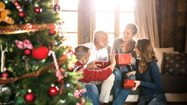 Семья в гостиной