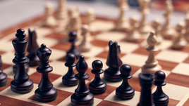 Шахматная доска с большими деревянными шахматными фигурами