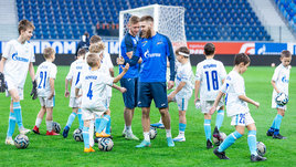 Матч мечты: воспитанники детских школ «Зенит-Чемпионика» сыграли и потренировались с сине-бело-голубыми