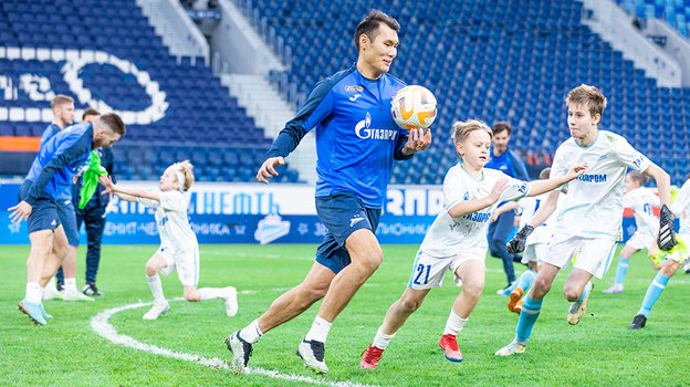 Нурыла Алип играет с воспитанниками школы.