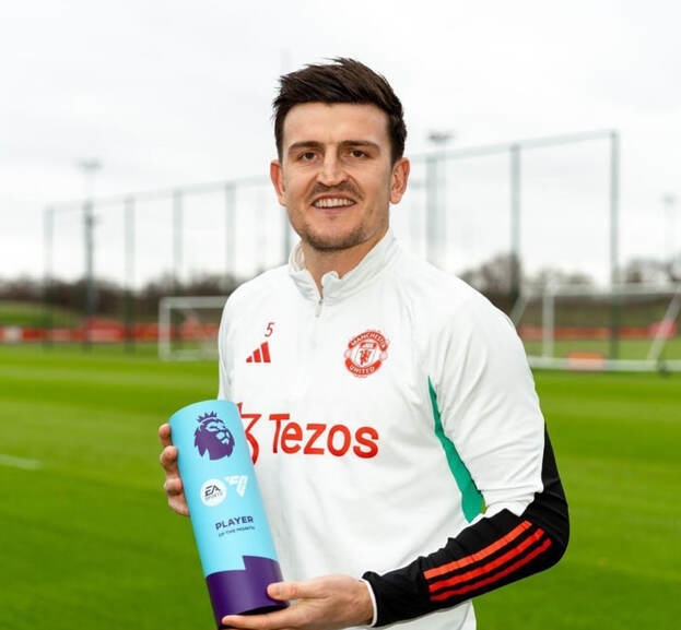 Харри Магуайр с наградой.