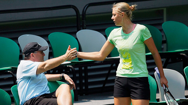 Юрий и Мария Шарапова на тренировке.