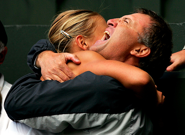 Эмоции и обьятия отца и дочери.