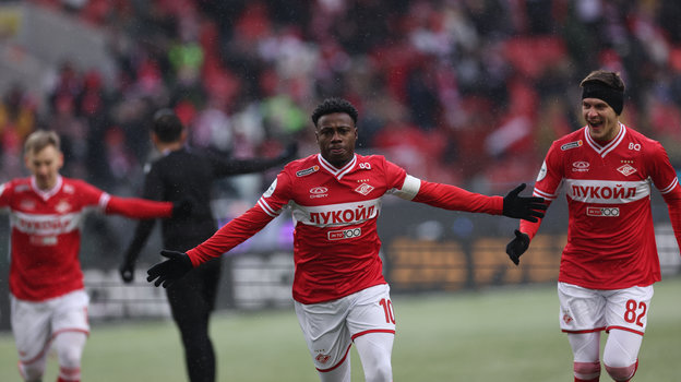 Футболист Квинси Промес празднует гол