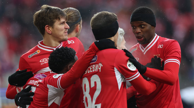 Футболисты красно-белых празднуют гол