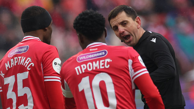 Кристофер Мартинс, Квинси Промес и судья матча Павел Кукуян