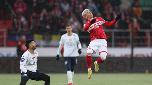 Антон Зиньковский борется за верховой мяч